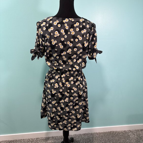 MPH Collection Black Dress Daisy Print Short Sleeve, Size M              Lot A - Picture 2 of 7